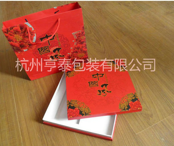 【絲巾盒容納女人的千嬌百媚：送禮倍有面子！】